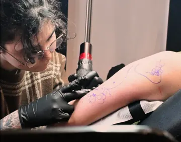 Chloé - Artiste Tatoueuse chez Delco Ink Studio Chambéry