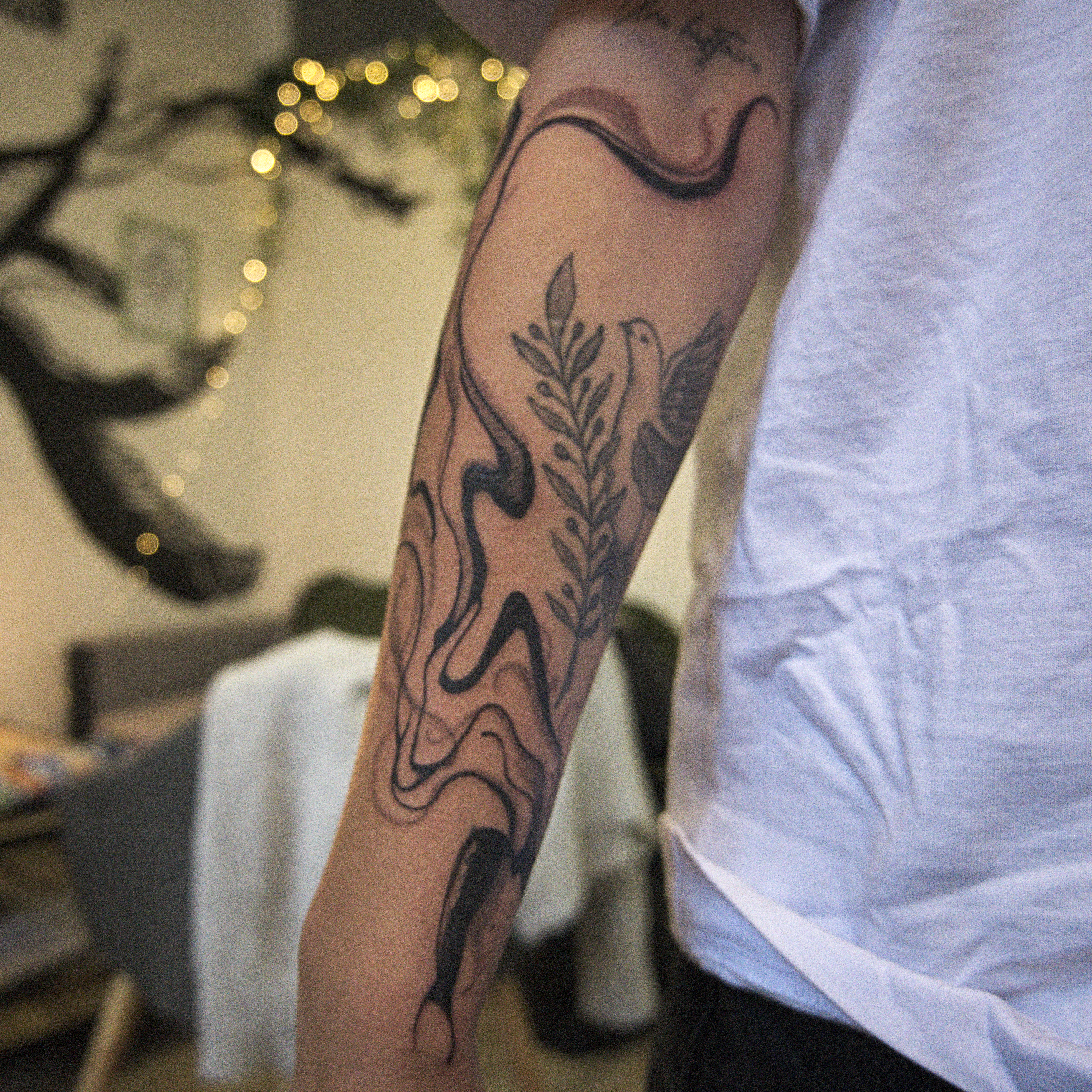 Tatouage floral blackwork détails fins — Delco Ink tatoueur Chambéry